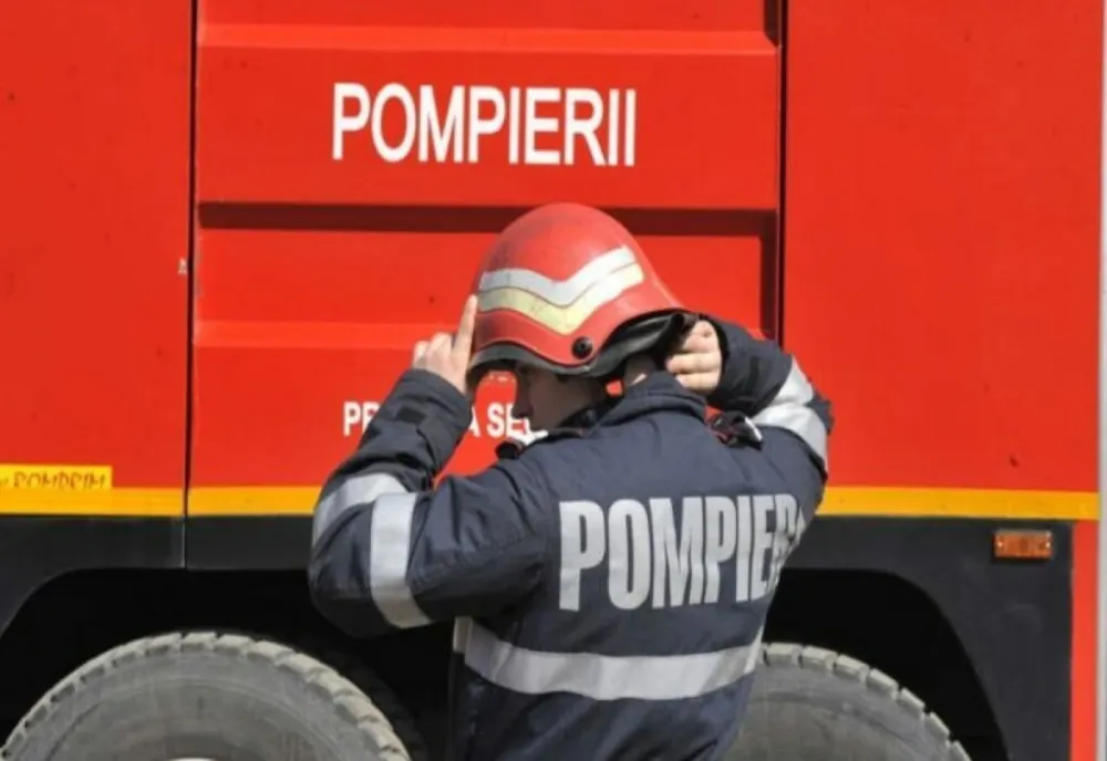 Incendiu puternic lângă Shopping City Râmnicu Vâlcea. Un autobuz și mai multe autoutilitare cuprinse de flăcări