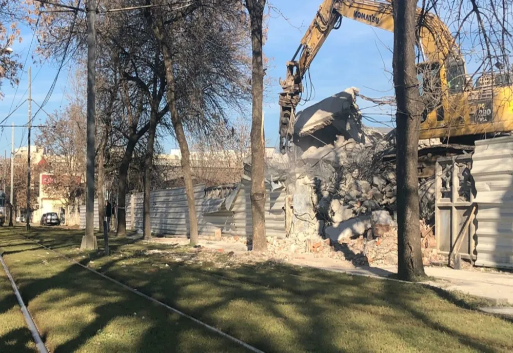 Clădire prăbușită pe o șină de tramvai, în Capitală