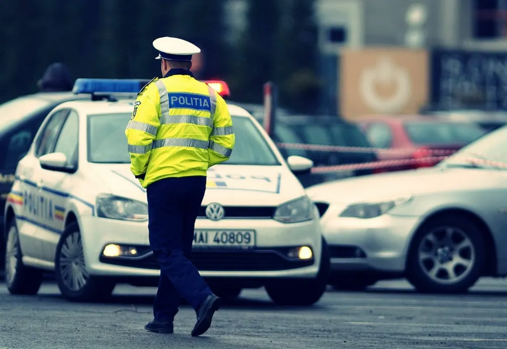Circulaţie blocată între Cluj-Napoca şi Zalău, după ce un autoturism a lovit un autovehicul parcat şi un stâlp