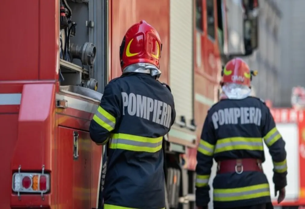 La un pas de tragedie. Doi bărbați au încercat să aprindă focul în sobă cu benzină