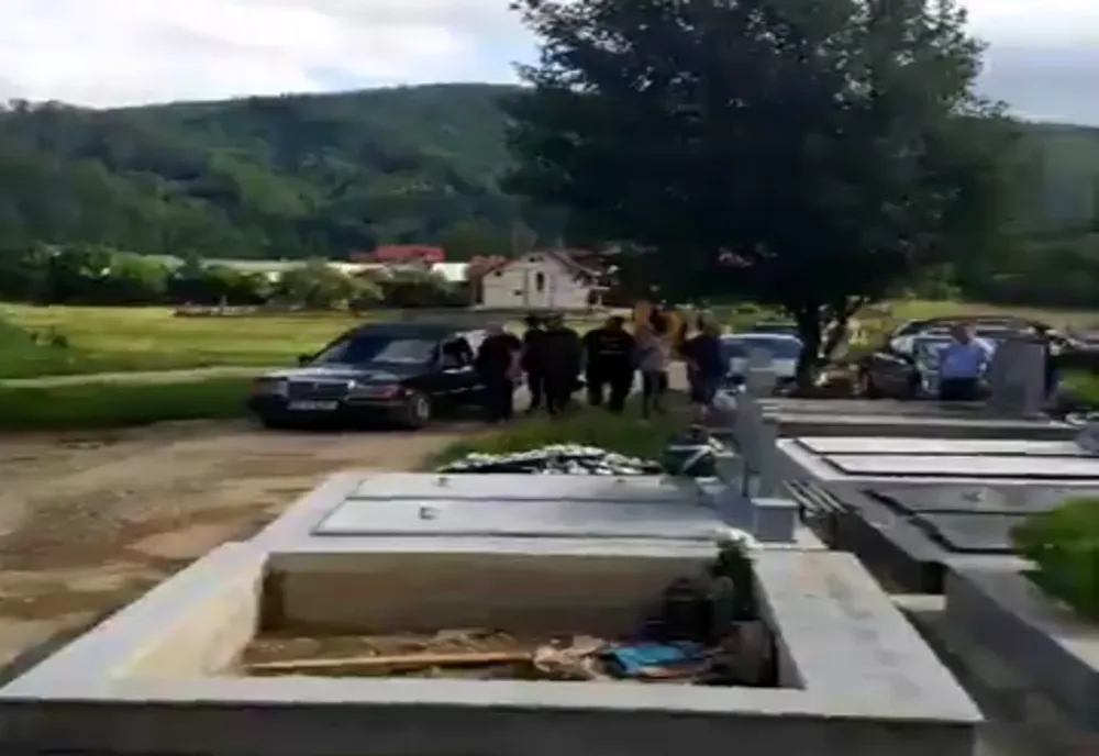Un sicriu dotat cu aer condiţionat a luat foc, în timpul unui priveghi, în Bistriţa-Năsăud