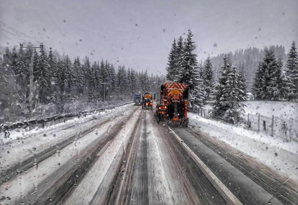 INFOTRAFIC - Se circulă în condiții de iarnă în șapte județe din țară