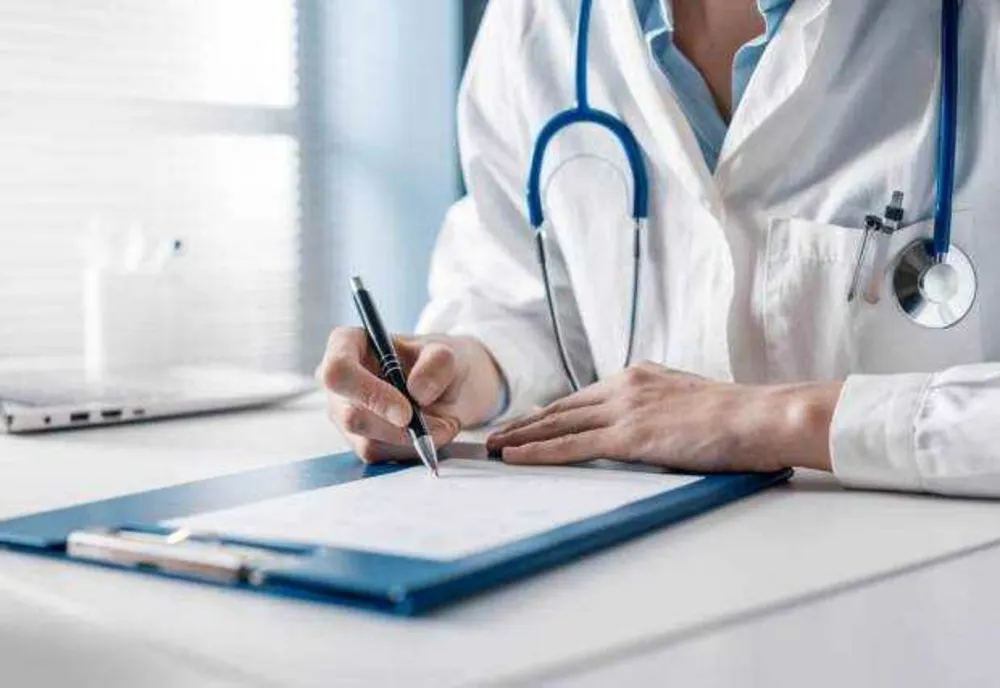 Lux la poarta spitalului. Un director medical din Iași conduce un bolid de peste 100.000 de euro înregistrat pe firma tatălui pensionar