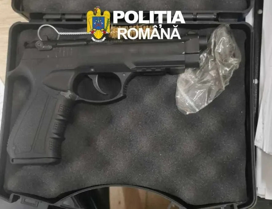 Percheziții în Constanța: trei bărbați, reținuți după ce ar fi introdus ilegal cinci arme neletale în România