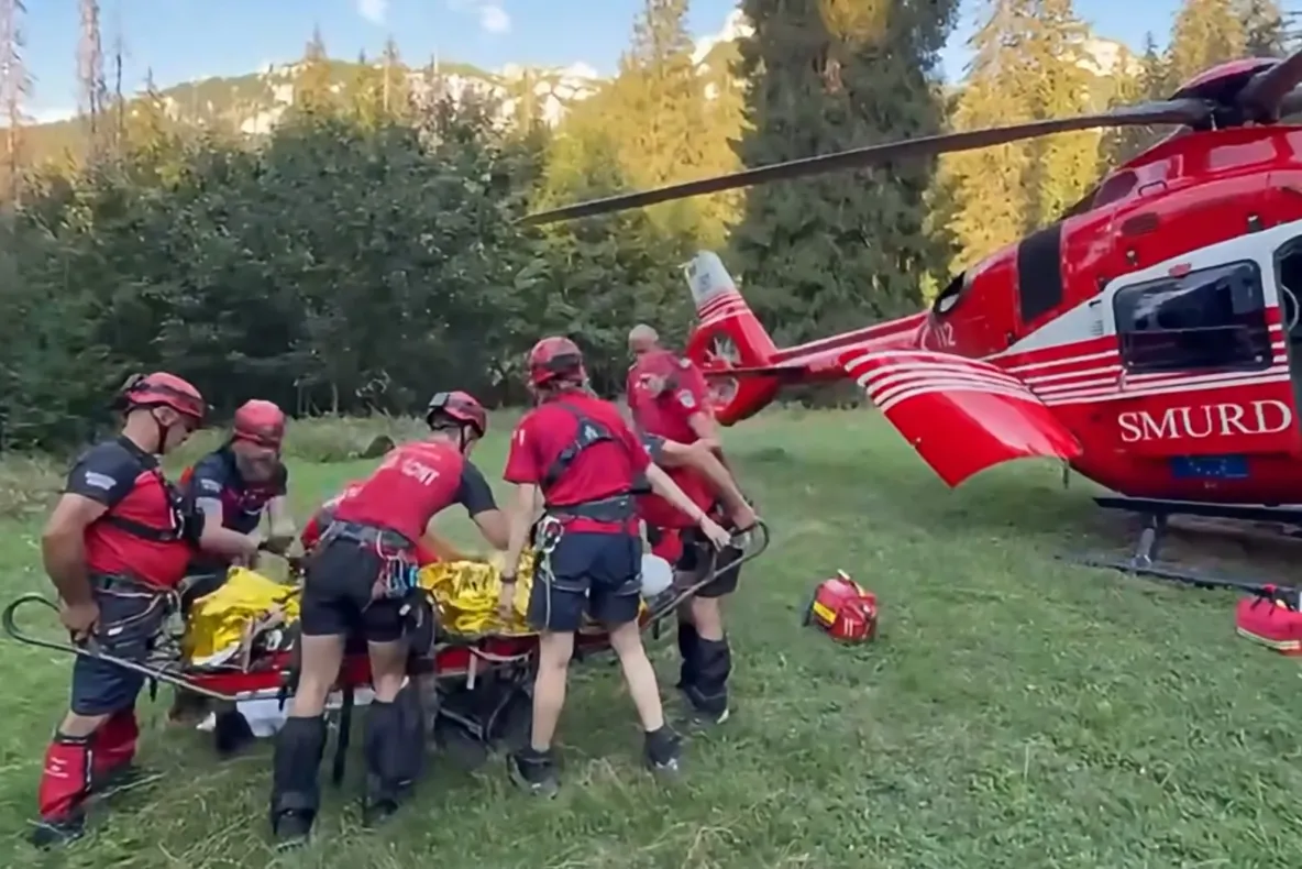 Turist căzut 30 de metri de pe o stâncă în Ceahlău, sub ochii familiei. Salvat de elicopterul SMURD