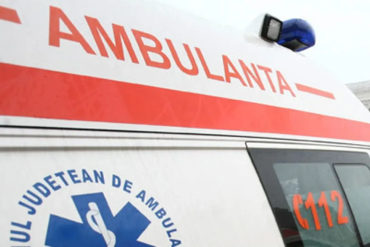 O ambulanță a intrat în gardul unei case în Capitală