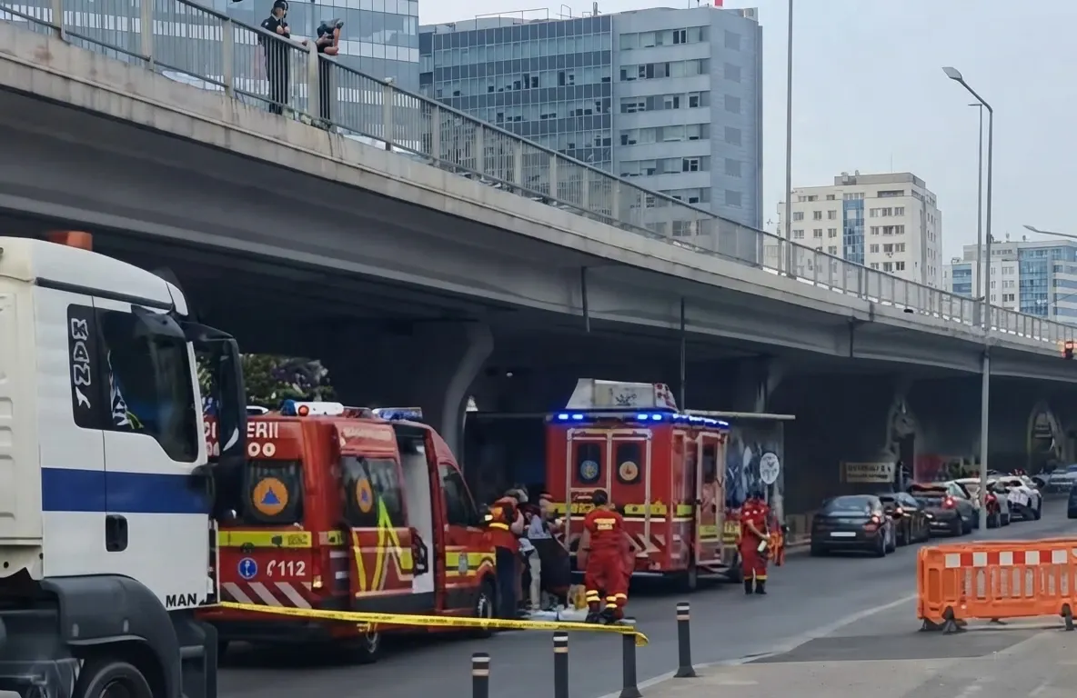 Incident șocant în Capitală: un bărbat de 26 de ani s-ar fi aruncat de pe pod, la Barbu Văcărescu: precizările Poliției VIDEO