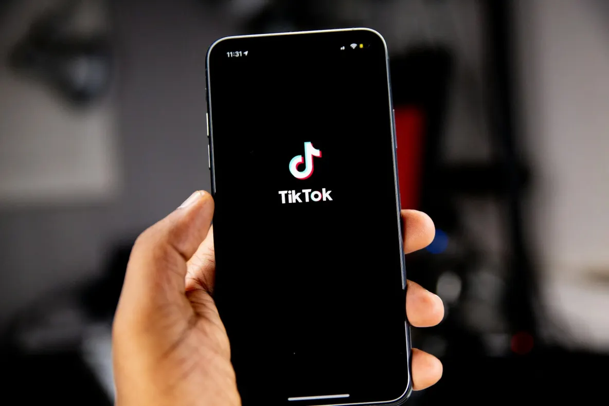 Tinerii își cumpără aparate dentare false văzute pe Tik Tok. Ce riscuri ascund accesoriile din online