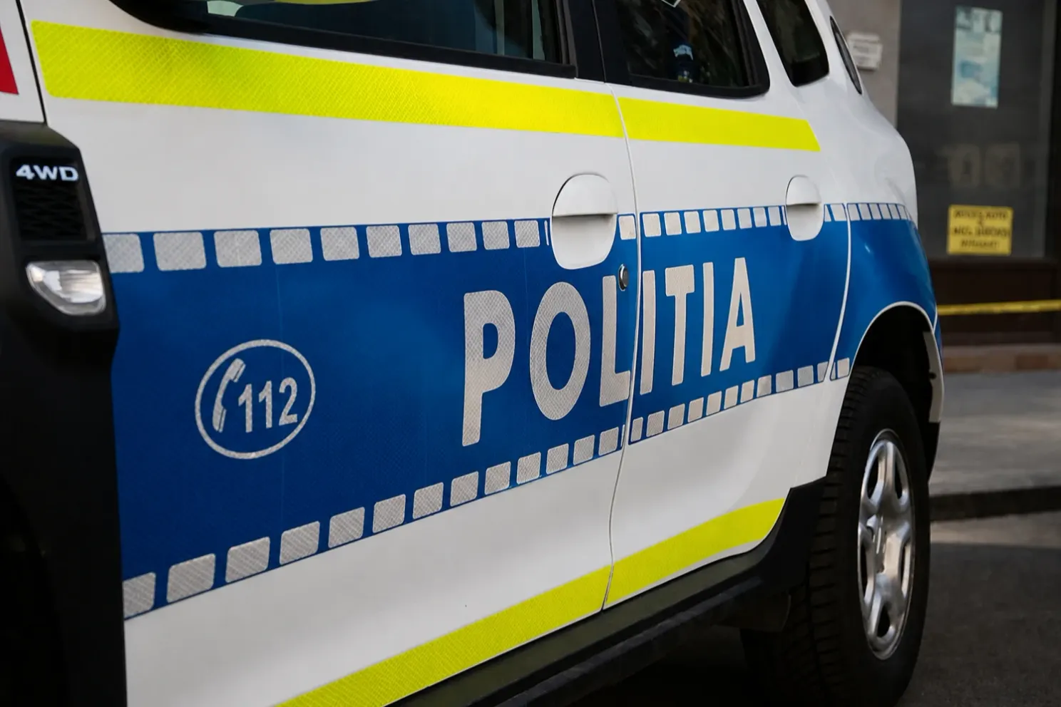 Doi bărbați din Galați, trimiși în judecată după un atac cu securea și lopata