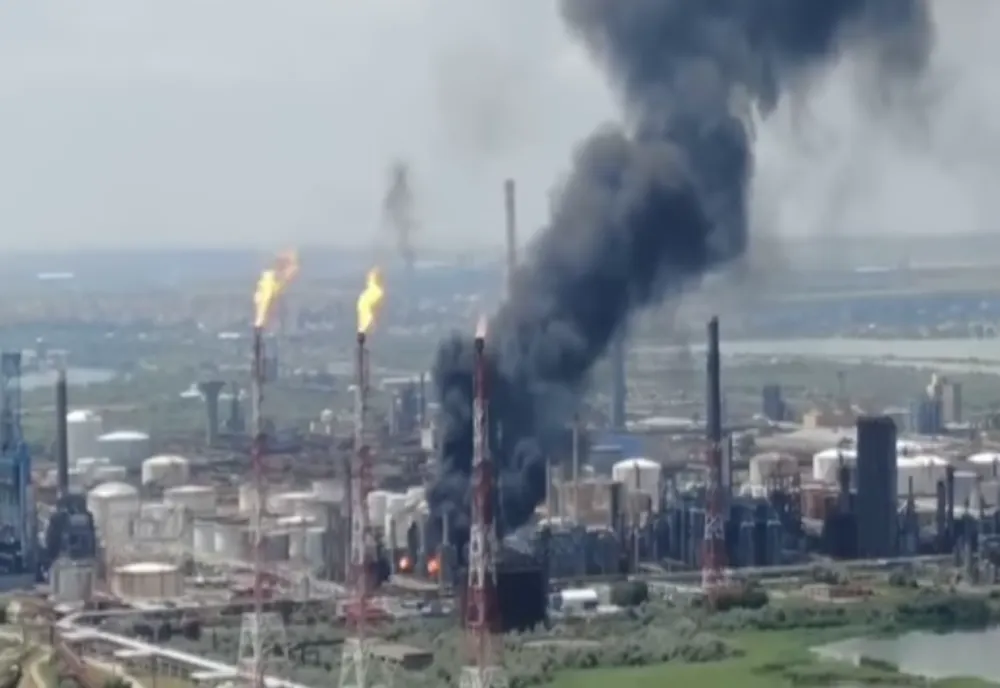 Carburant mai scump după explozia de la Petromidia