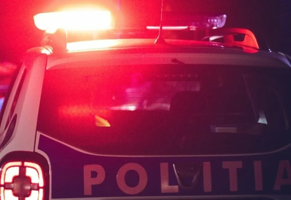Urmărire ca în filme în Suceava. Un șofer a refuzat să oprească la semnalele agenţilor. În maşină erau trei tineri, toţi băuţi
