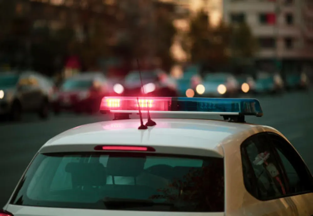 Un tânăr și-a ucis bunicul cu o armă de vânătoare. Nepotul a fost reţinut de poliţişti pentru 24 de ore