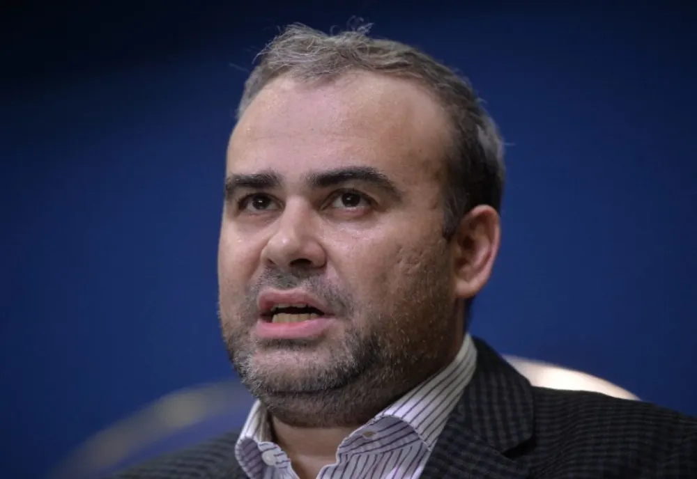 Darius Vâlcov a fost condamnat definitiv la şase ani de închisoare pentru trafic de influenţă şi spălare de bani. Fostul ministru este căutat de poliţie