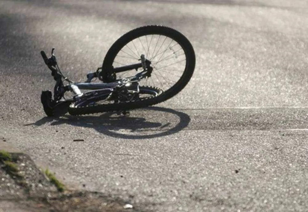 Biciclist rănit după ce a căzut într-un pârâu