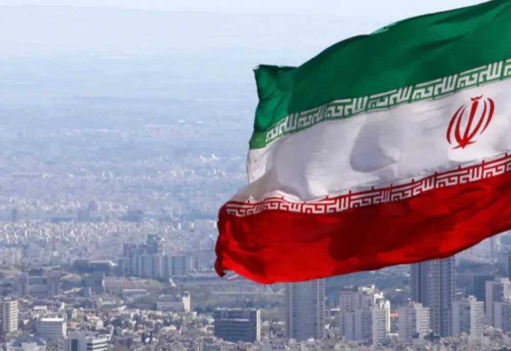 Focuri de armă în Strâmtoarea Ormuz. Iranul a închis din nou strâmtoarea
