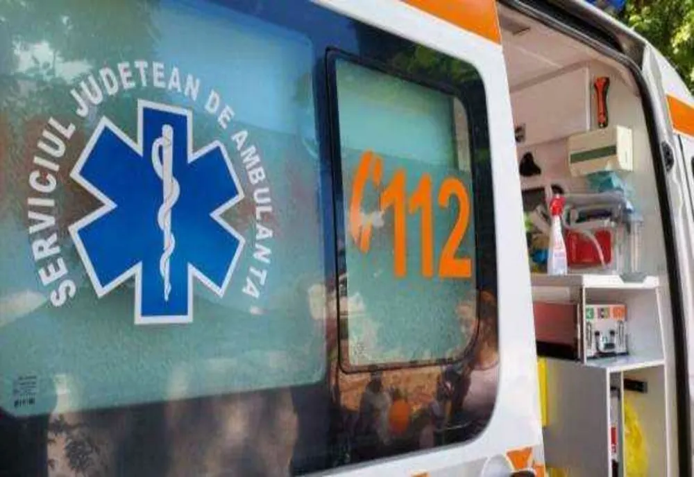 Accident rutier în Suceava: un bărbat a ajuns la spital după ciocnirea dintre un microbuz și o mașină
