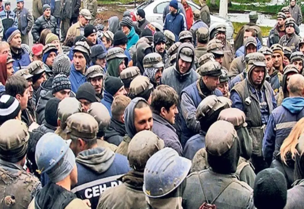 Minerii de la Lupeni s-au blocat în subteran, nemulțumiți de prelungirea contractelor doar pe 4 luni. Protestul s-a încheiat după discuții cu conducerea