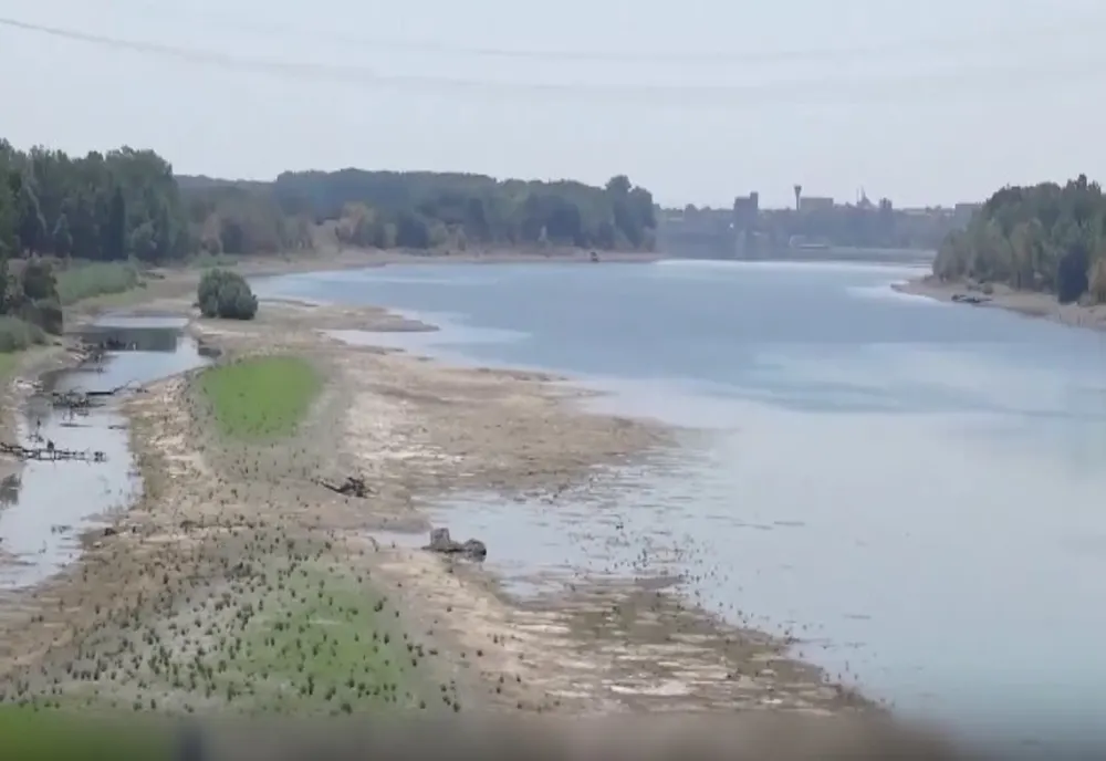 Nivelul scăzut al Dunării blochează nave de croazieră în Ungaria și afectează transportul de marfă