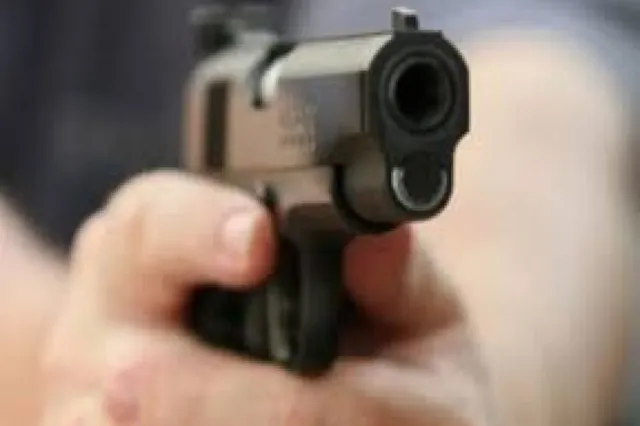 Un tânăr a împușcat, în Pitești, o adolescentă de 15 ani cu un pistol cu bile 