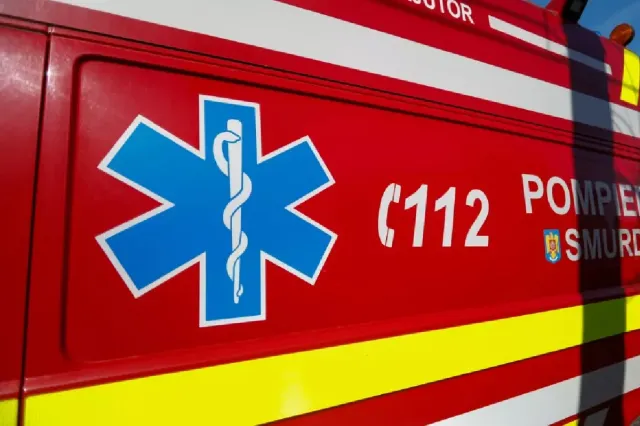 Bărbat de 67 de ani, transportat la spital după ce a căzut de la etajul 2 al unui bloc